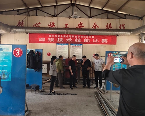 和靈石縣第一職業(yè)高中校領(lǐng)導(dǎo)在?？疾? /></div>
		<h2 id=