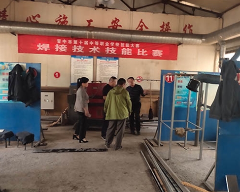和靈石縣第一職業(yè)高中校領導在?？疾? /></div>
		<h2 id=