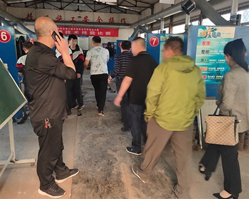 和靈石縣第一職業(yè)高中校領(lǐng)導(dǎo)在?？疾? /></div>
		<h2 id=